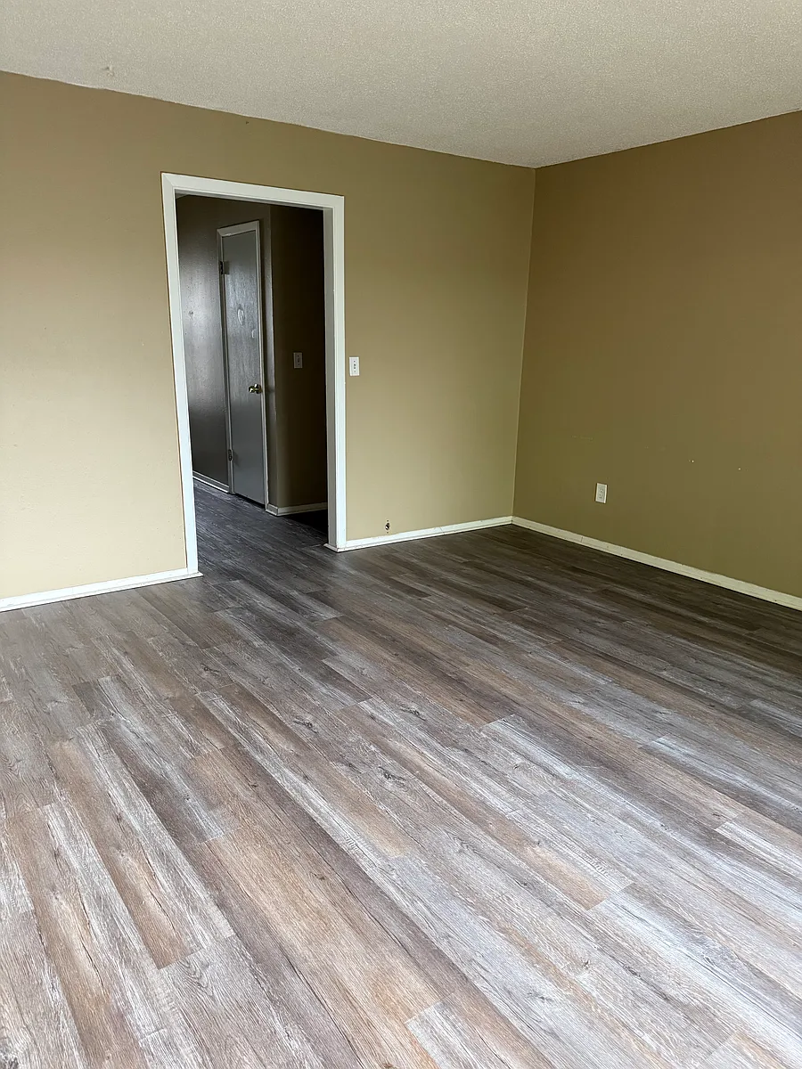 Large living room - 1540 E 66th Ct