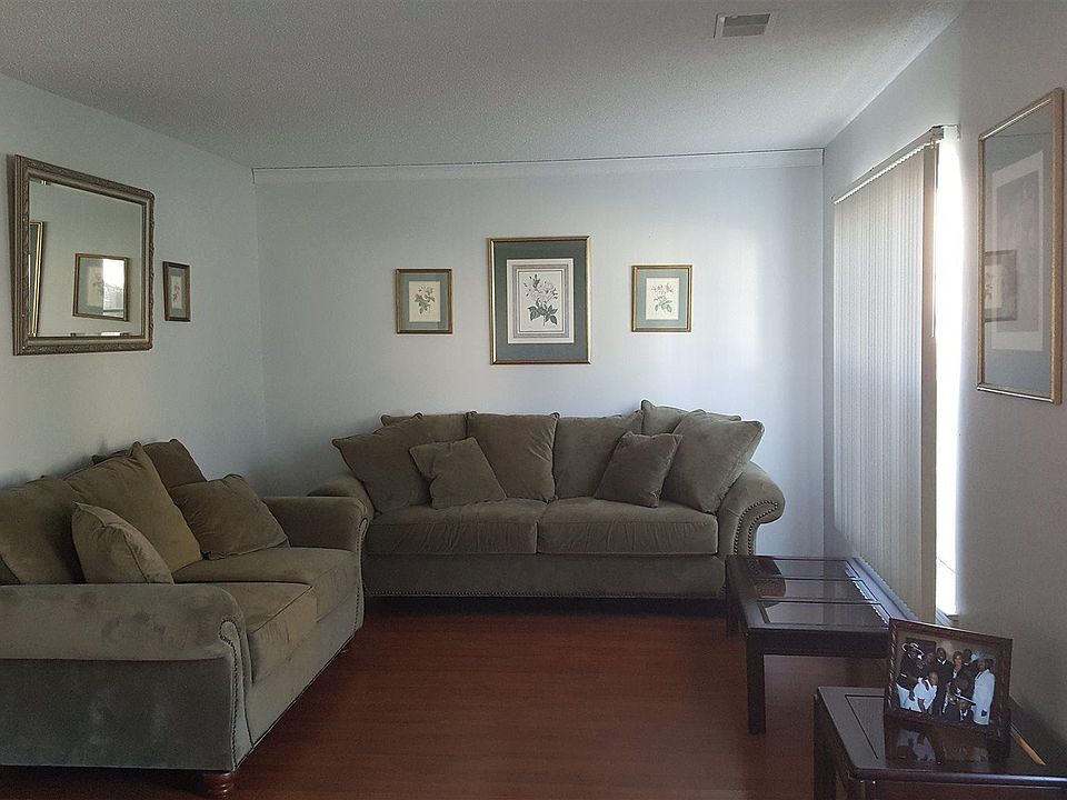 2nd image of 15 Fountain Lake Pl