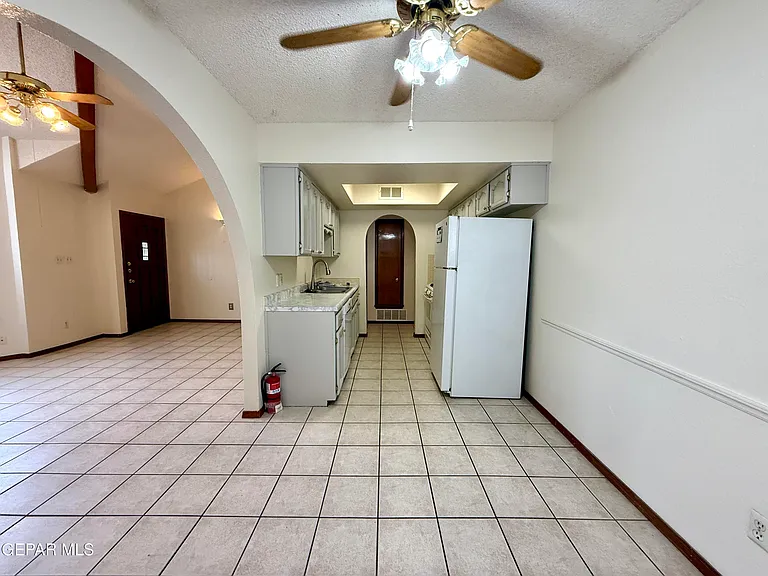 764 Colchester Dr — Photo 6