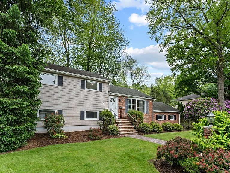 8 Brook Way — Photo 32