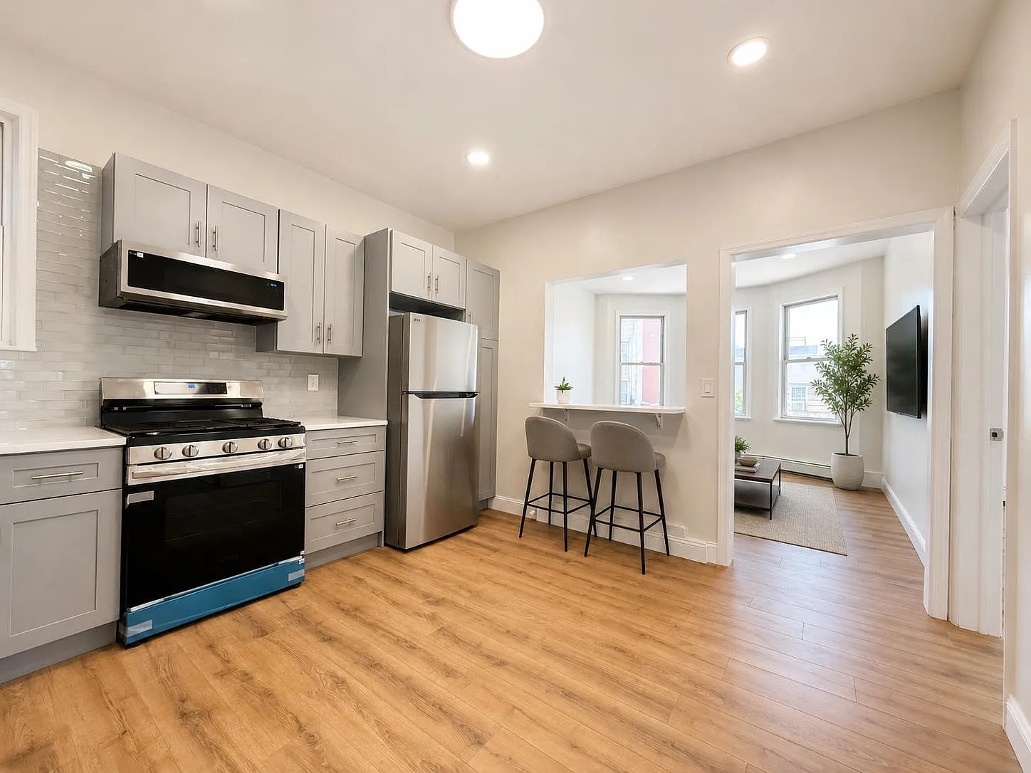 3 bed, 1.0 bath, 1000 sqft, $2,300 — Photo 2
