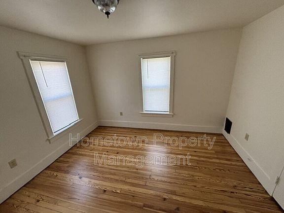 2nd image of 1135 E Chestnut St