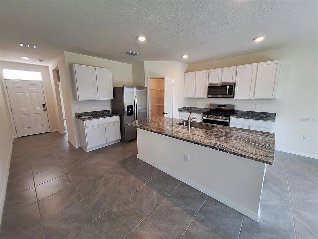 4 bed, 3.0 bath, 2371 sqft, $2,495 — Photo 2