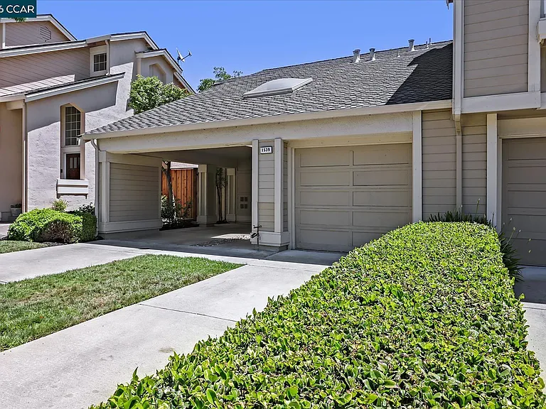 1539 Trimingham Dr — Photo 2
