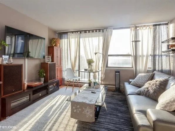 2740 N Pine Grove Ave, Chicago, IL