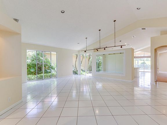 3rd image of 10818 Fairmont Village Dr