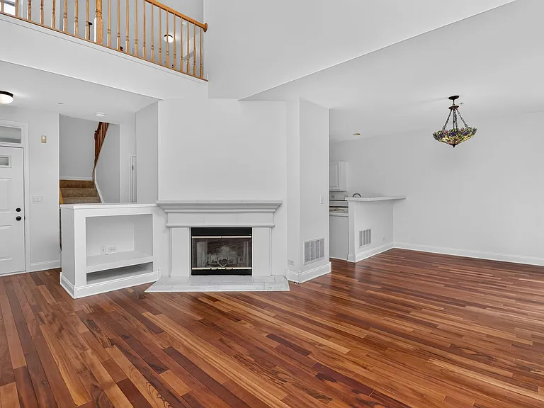 207 Tanglewood Dr — Photo 3