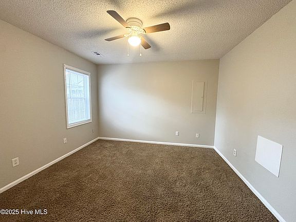 4th image of 203 Oakwood Ln
