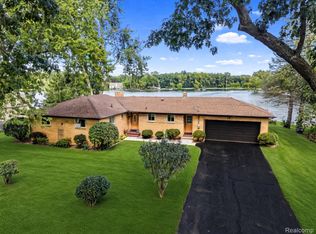 7139 Capri Dr, White Lake, MI 48383
