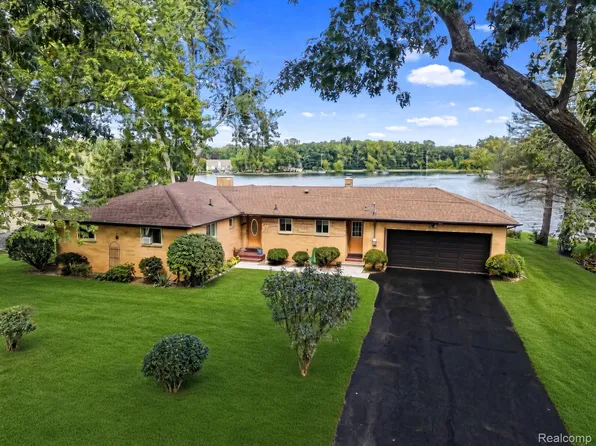 7139 Capri Dr, White Lake, MI 48383