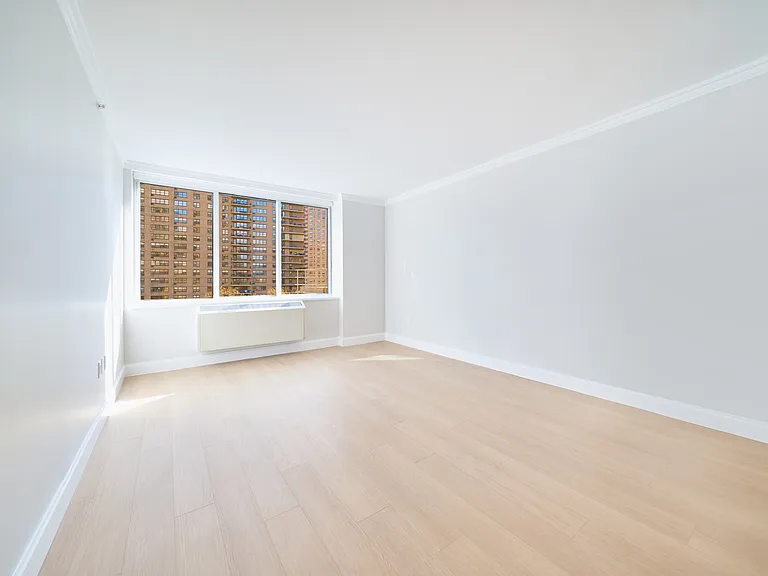 160 Riverside Blvd #10J — Photo 2