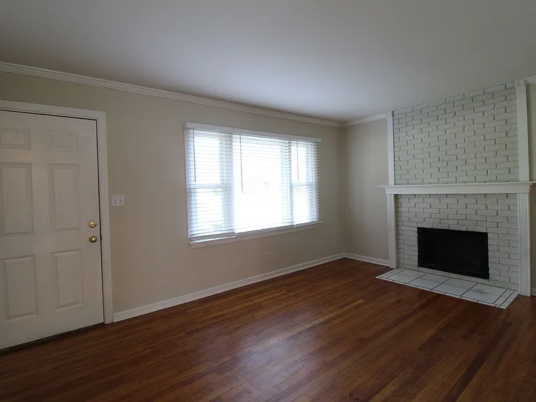 7109 Glenwood St — Photo 2