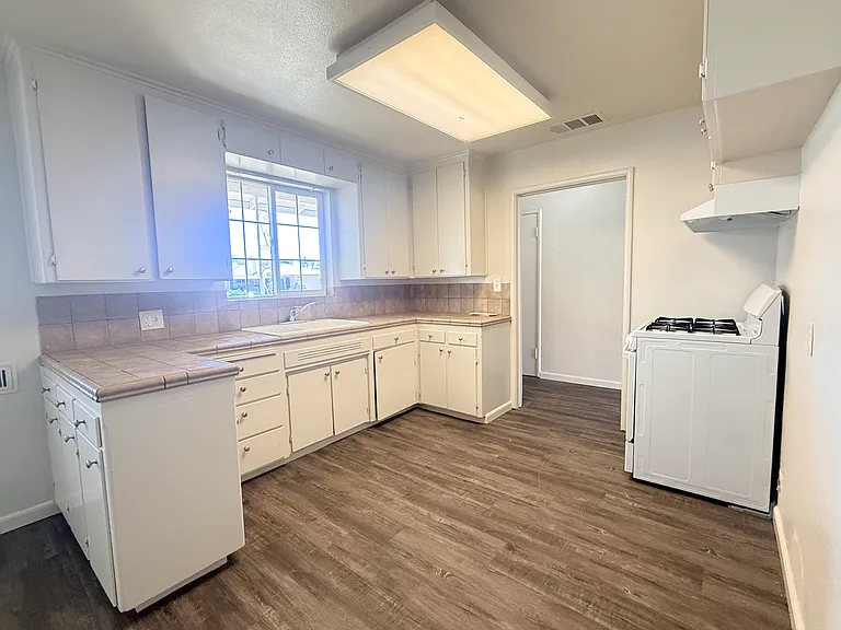 223 E Robinson Ave — Photo 3