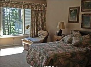 8 Acorn Gln, Avon, CT 06001