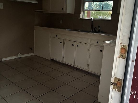 2nd image of 4658 Christie St