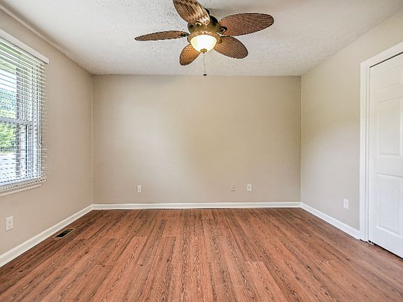 Bedroom 1 (with connection to hall bathroom)