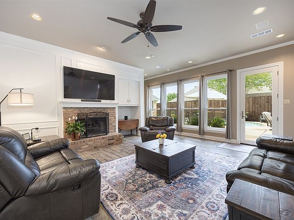 3rd image of 5909 Fairmount Dr
