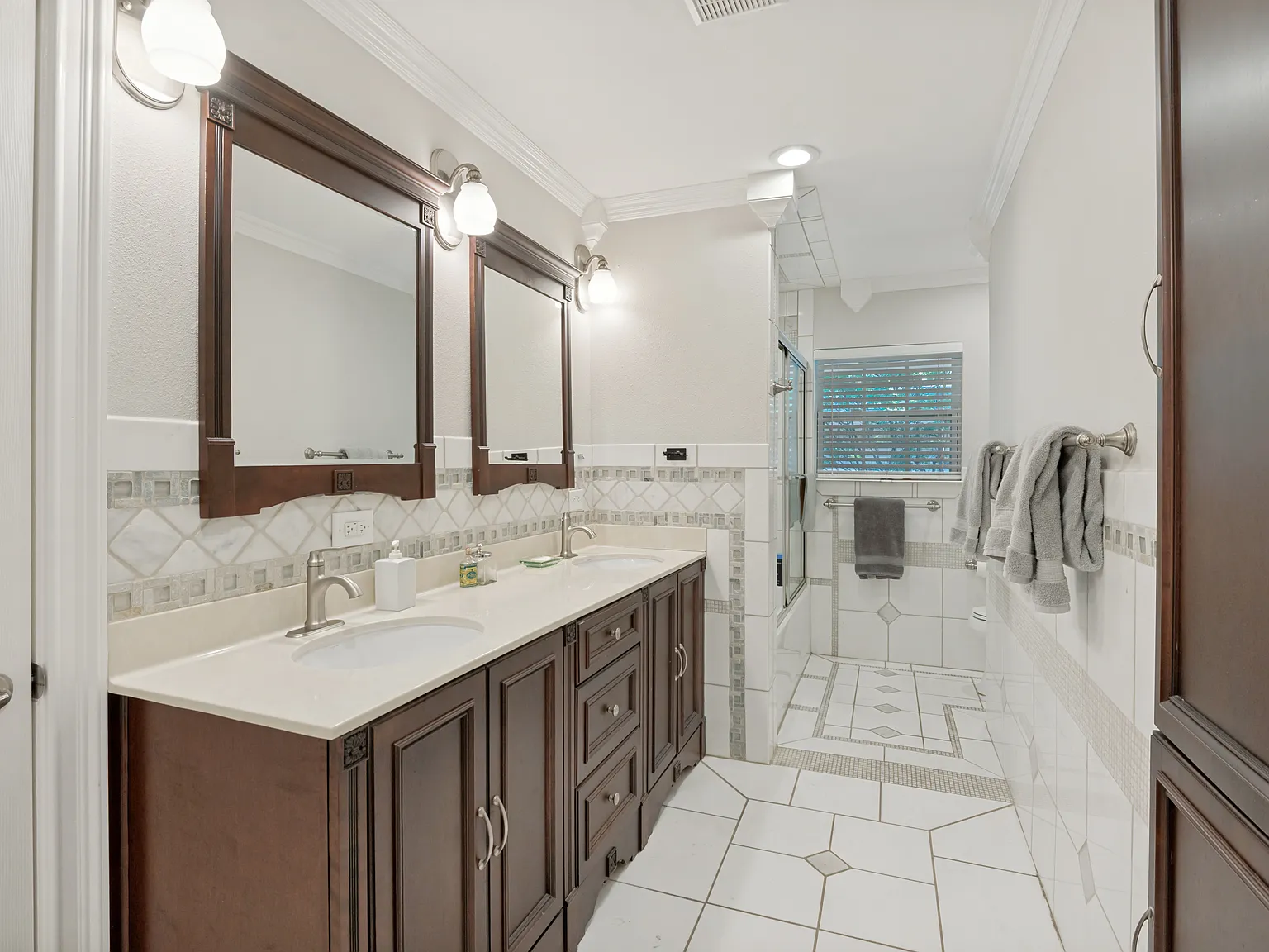 4 bed, 3234 sqft, $5,750 — Photo 4