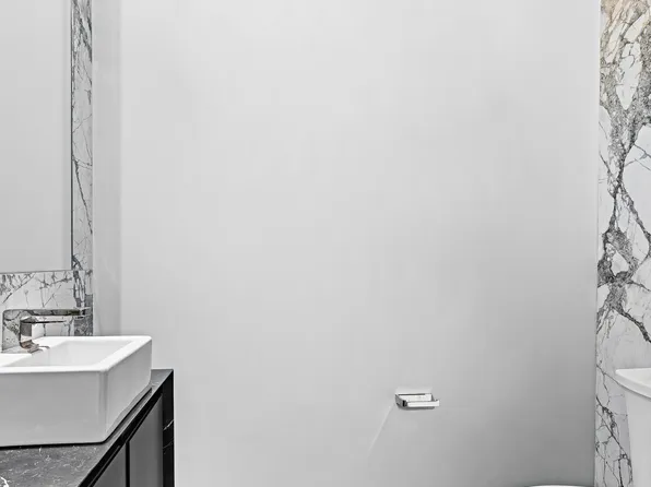 138 East 50th Street image 12 of 19