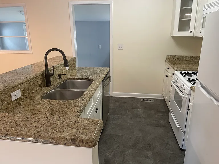 740 Fairway Dr — Photo 6