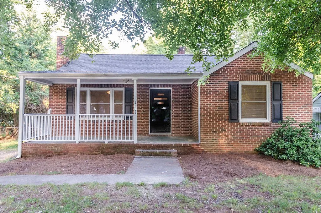 2 bed, 1.0 bath, 1083 sqft, $1,695 — Photo 1
