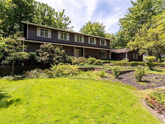 2nd image of 26 Hunting Hollow Dr