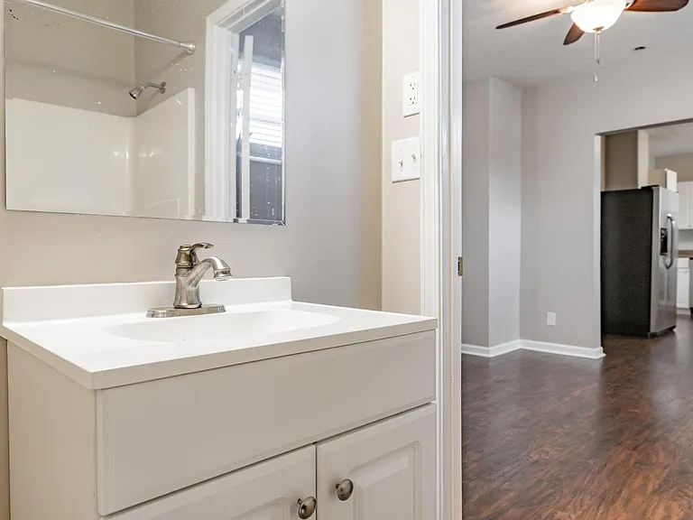 1014 Schiller Ave — Photo 16