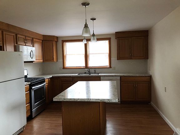 Kitchen, refrigerator has been updates and is now stainless steel