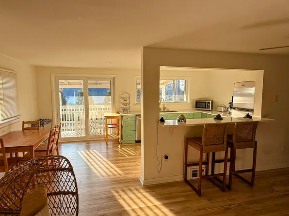 10 Braddock Dr, Somers Point, NJ 08244