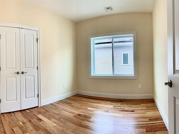 4th image of 440 Eltingville Blvd