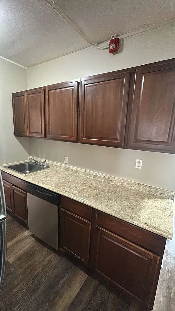 4 bed, 1500 sqft, $2,150 — Photo 2