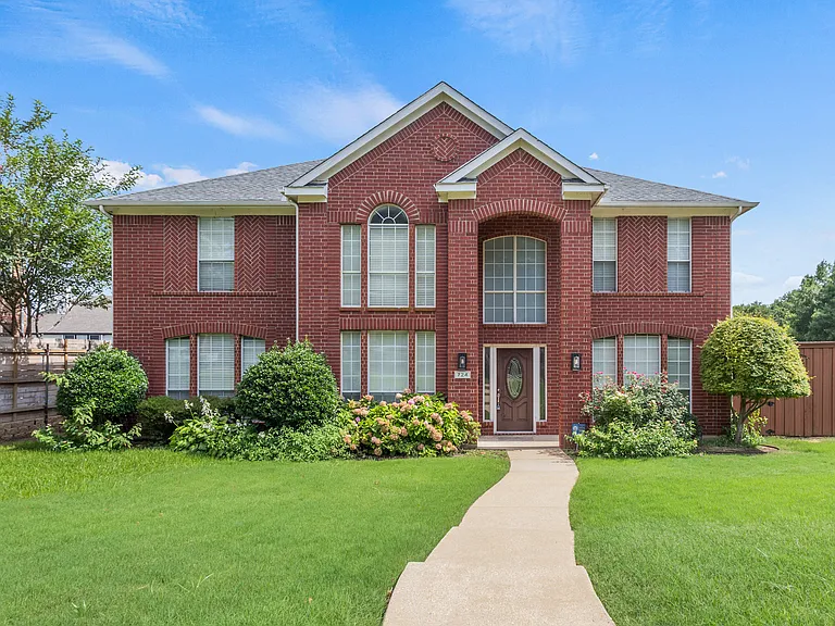 724 Pine Lakes Dr — Photo 2