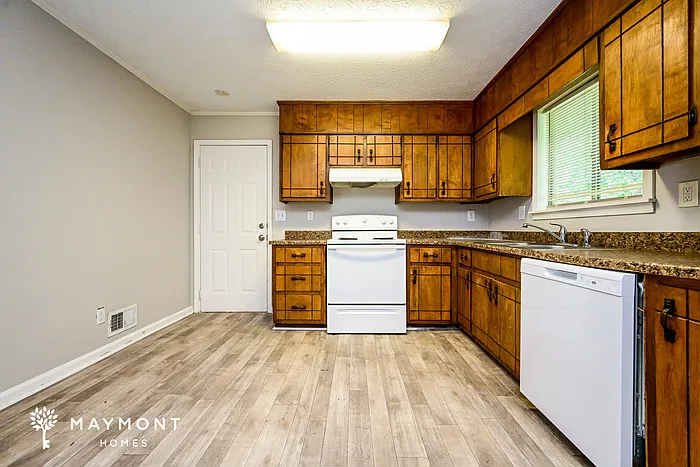 2472 Hartford Dr — Photo 8