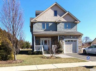 1 Fuschetto Ct, Farmingdale, NY 11735