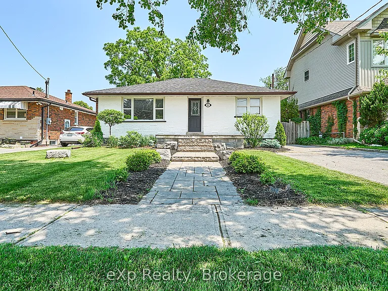 111 Riverside Dr N — Photo 1