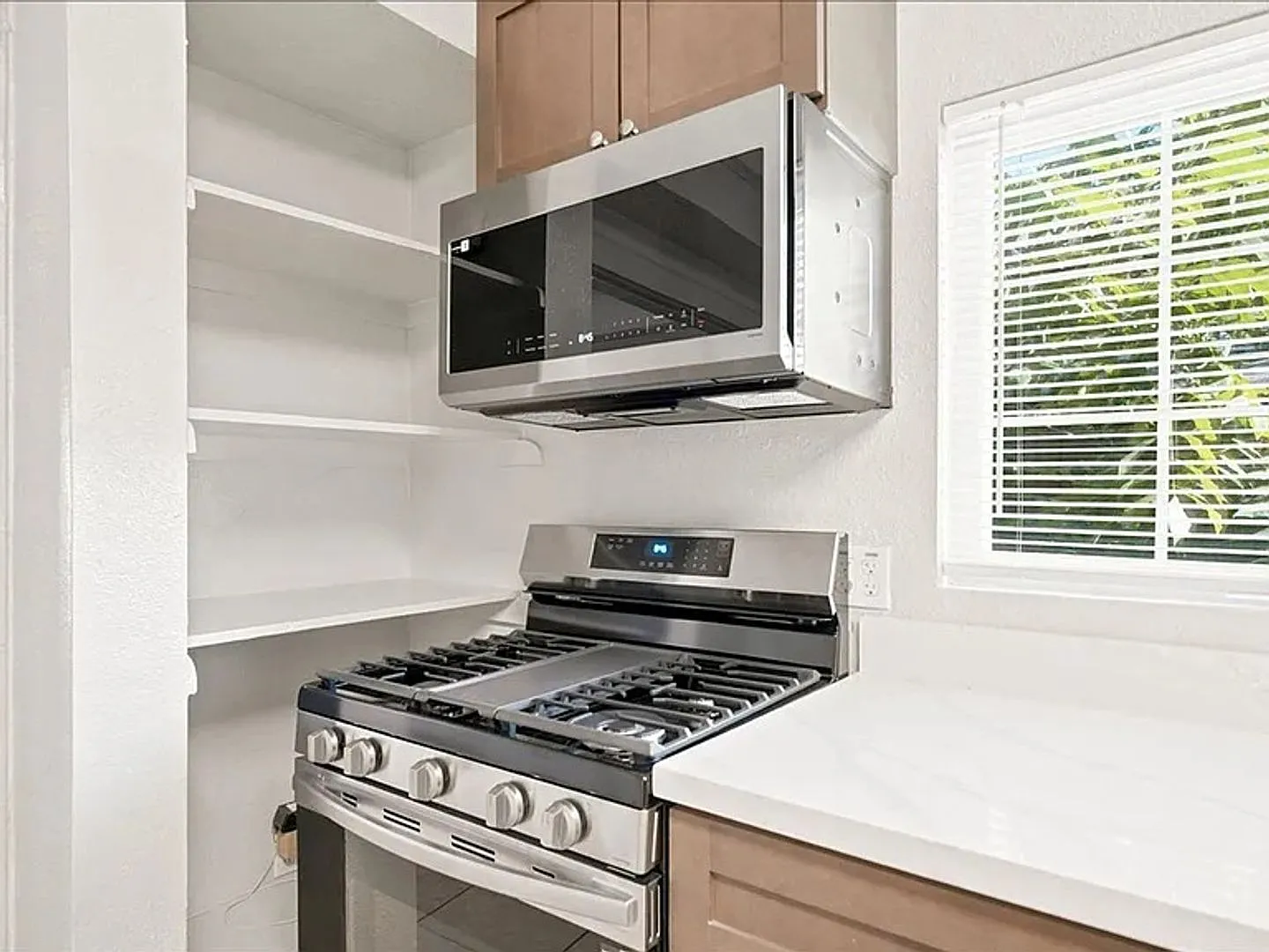 Available Now Remodeled 3-Bedroom Home Near Ucdmc With Ev Charger — Photo 4
