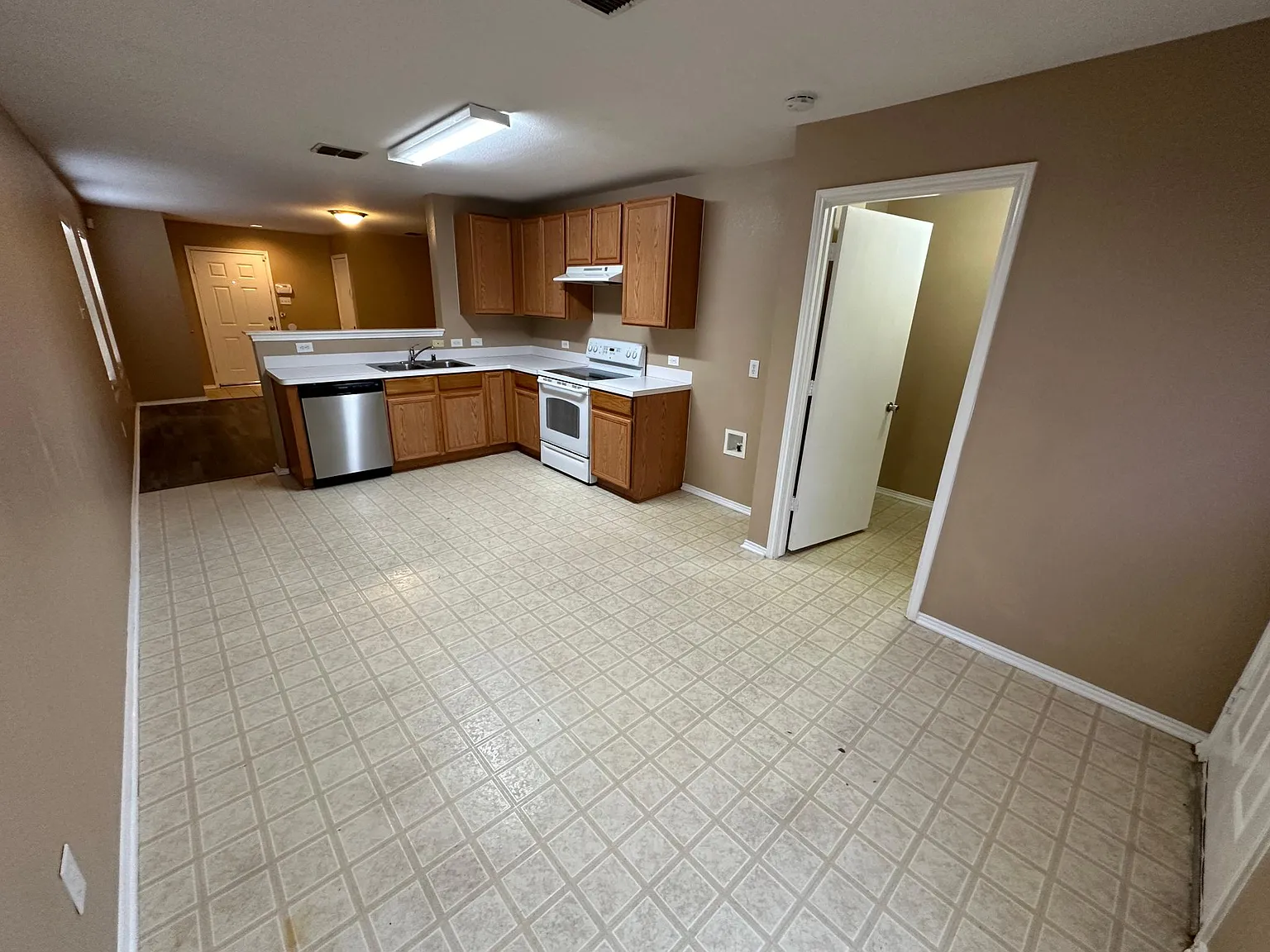 2 bed, 1.5 bath, 1030 sqft, $1,545 — Photo 4