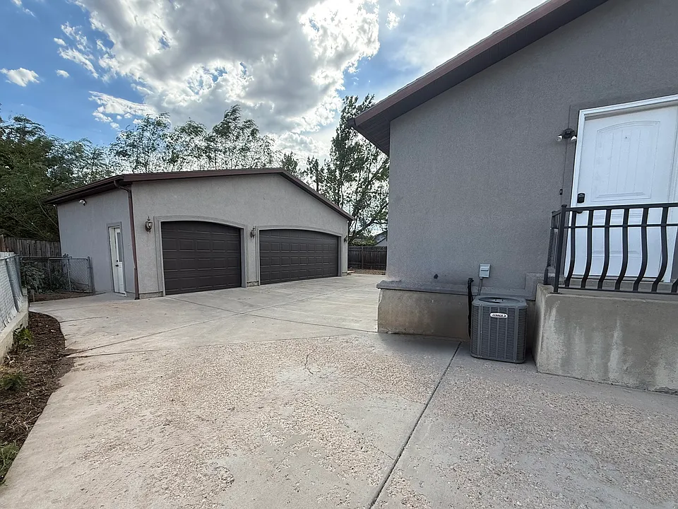 1152 E Sterling Dr
