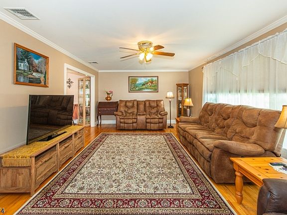 3rd image of 21 Whitegate Rd