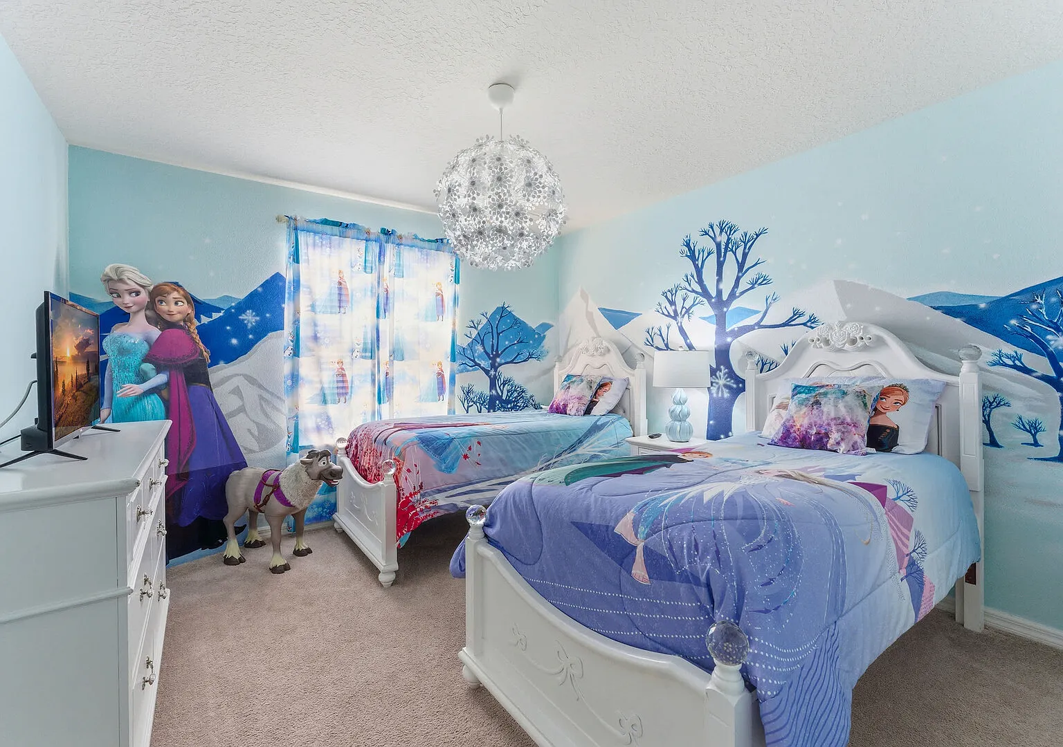 Family 6BR Home, Pool & Game Room — Photo 4
