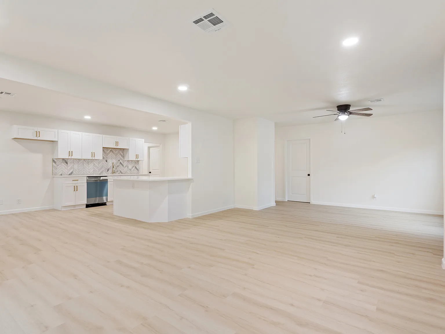 5 bed, 2626 sqft, $2,950 — Photo 3