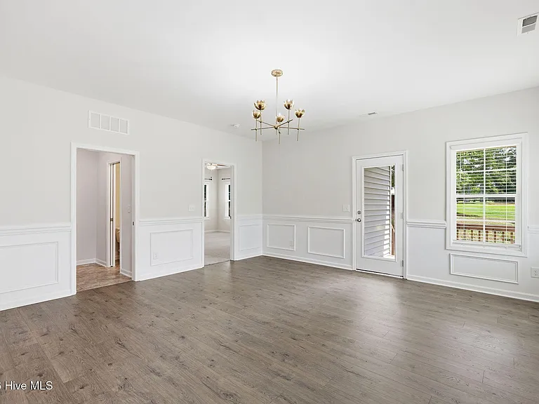 105 Village Dr — Photo 25