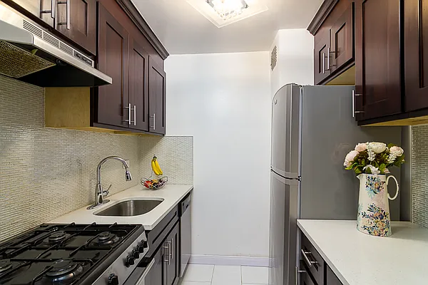 Sold by Winzone Realty Inc | media 10