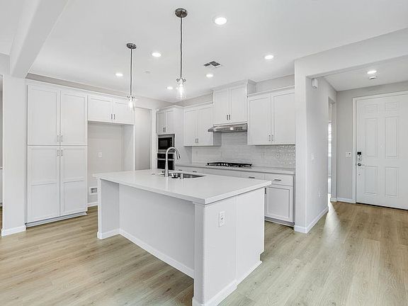 4th image of 1592 Edgewood Ln