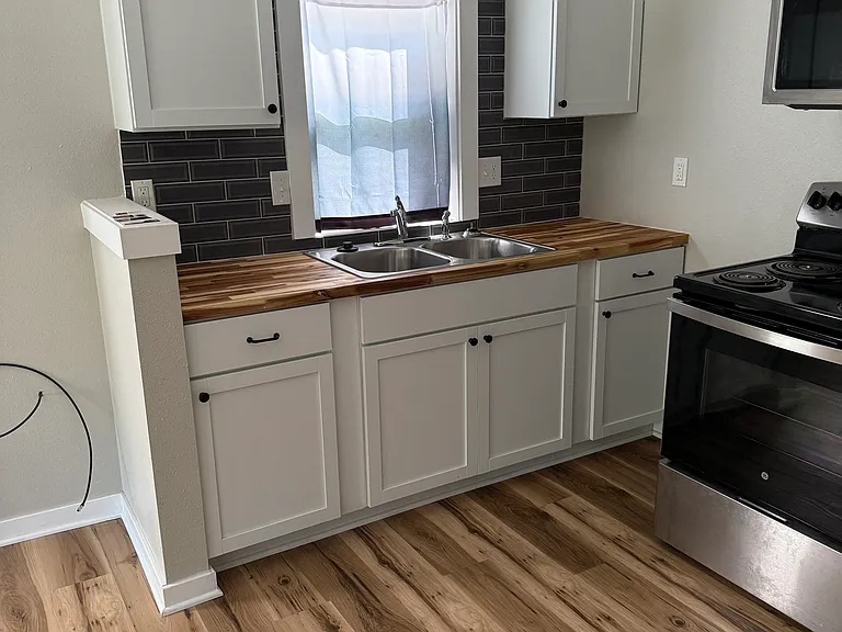 812 Broadway St — Photo 12