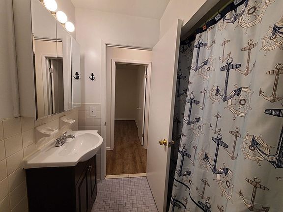 3rd image of 4843 Broadview Rd
