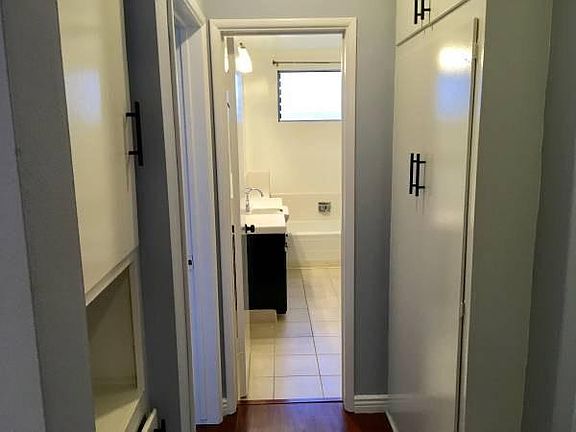 5th image of 1032 N Genesee Ave APT 4