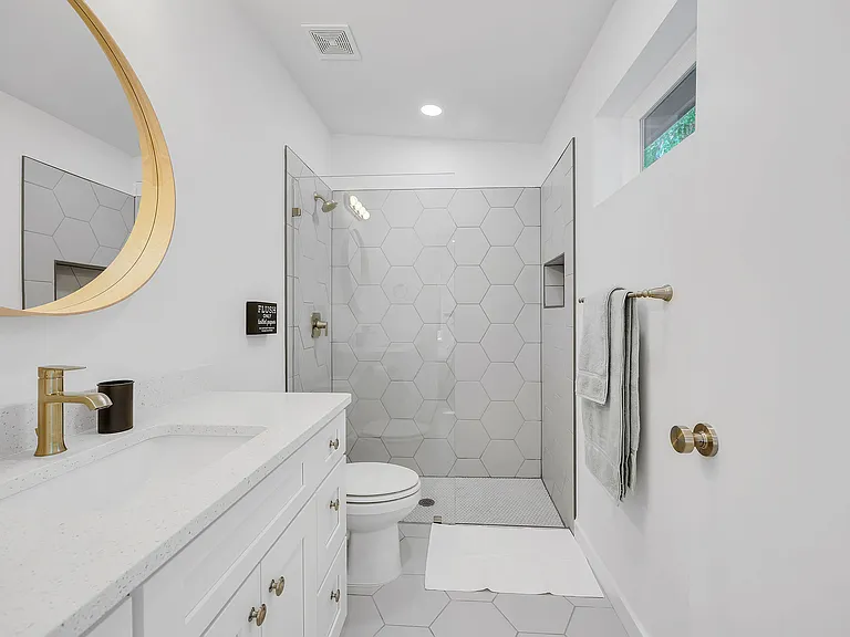 551 Columbus St — Photo 4