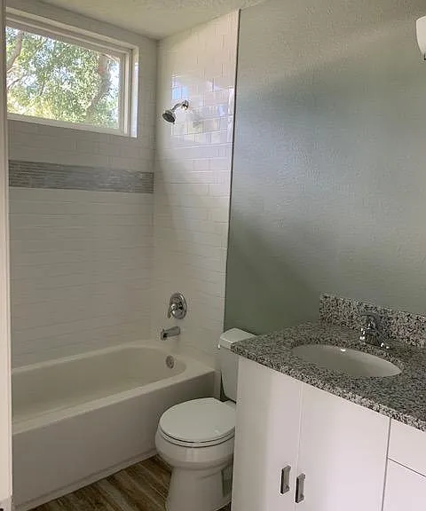 207 E Division St — Photo 10