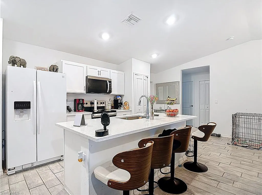 4 bed, 2.0 bath, 1426 sqft, $2,100 — Photo 3
